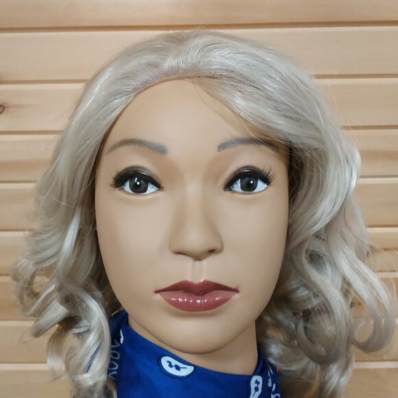 12" Blonde Short Wavy Lace Front Bob Wig - Picture 4 of 7